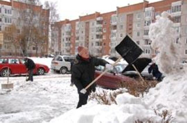 Daugiabučių gyventojai kibo į sniegą 
