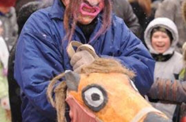 Laikas vyti žiemą iš kiemo 