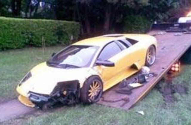 Skaudžios "Lamborghini Murcielago" ir "Ferrari F430" vestuvės