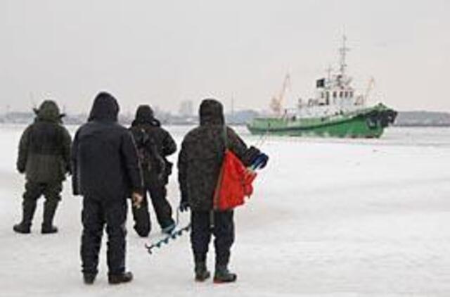 Stintų gaudytojai sėdi laivams ant kelio 