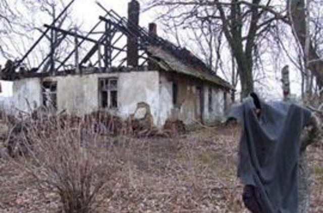 Degė negyvenamas namas šalia dujų pildymo kolonėlės