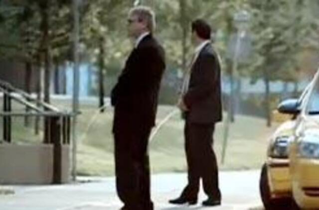 Vairuotojai gėdinami raudonuoti verčiančia socialine reklama (video)