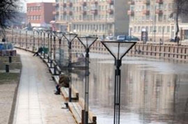 Miestas vangiai gręžiasi į upę