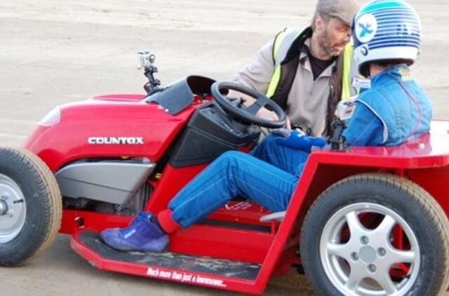 Britų žoliapjovė pasiekė pasaulio greičio rekordą (video)