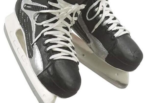 Girtas kazachas automobilį vairavo su pačiūžomis