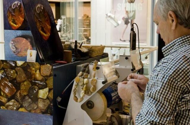 Nidiškis Vokietijoje demonstravo gintaro papuošalų gamybą