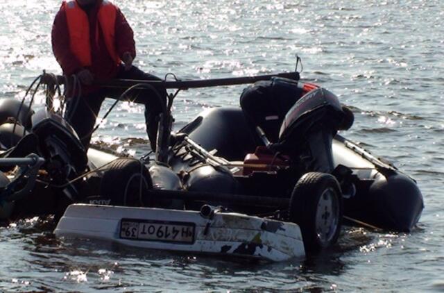 Iš Kuršių marių ištrauktas nuskendęs rusų automobilis
