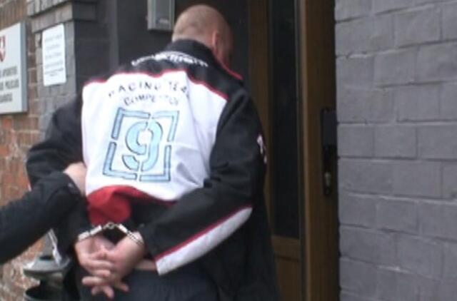 Prekiautojas žmonėmis laukia teismo (video)