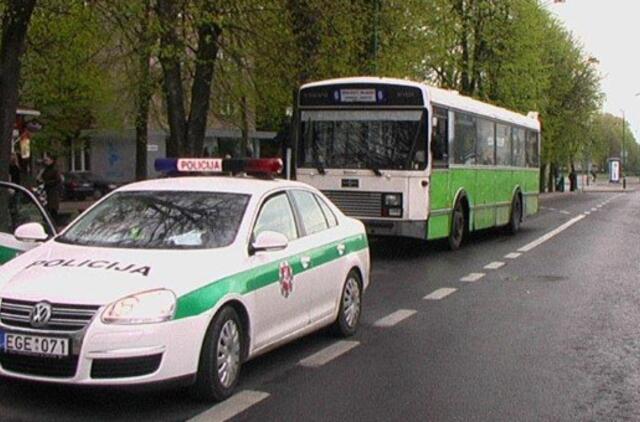 Du autobusų vairuotojai - su kvapeliu