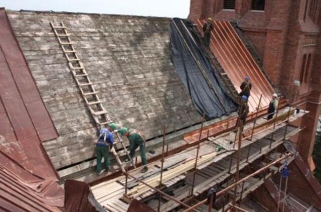 Palangos bažnyčios stogas dengiamas "auksu“