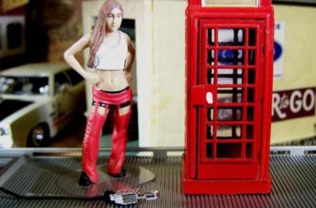 Austrų elektromobilius įkraus... telefonų būdelės