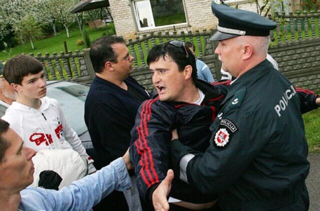 Policija: fizinė jėga prie Venckų namų tikrai nebus naudojama