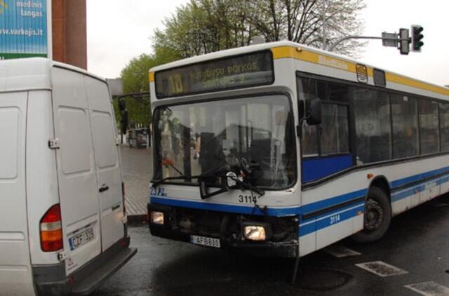 Penktadienis - autobusų daužymo diena