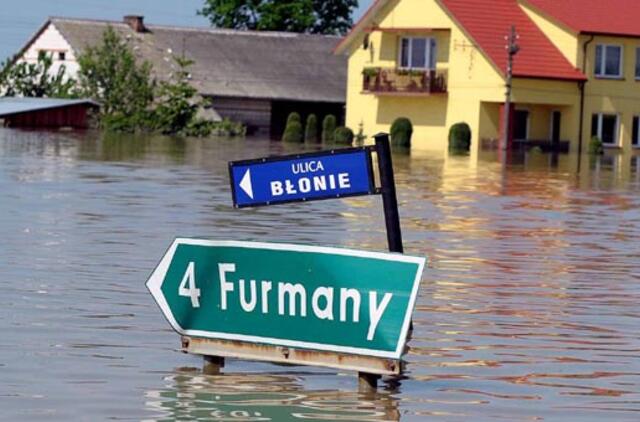 Lenkija: potvynio vandenys pralaužė pylimą, apsemta 18 gyvenviečių