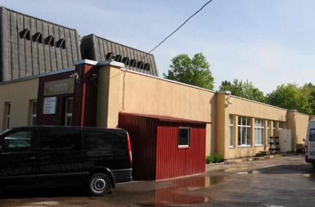 Laidojimo namuose - skrydis į lifto šachtą
