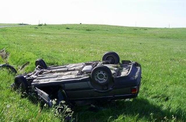 Pavogęs automobilį jaunuolis jį sudaužė ir apgadino dar du