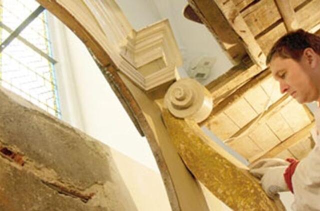 Kristaus kančios altorius restauratorių nudžiugino sidabro puošyba