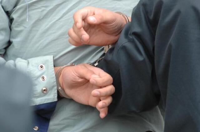 Noras pažvejoti ieškomąjį atvedė į areštinę