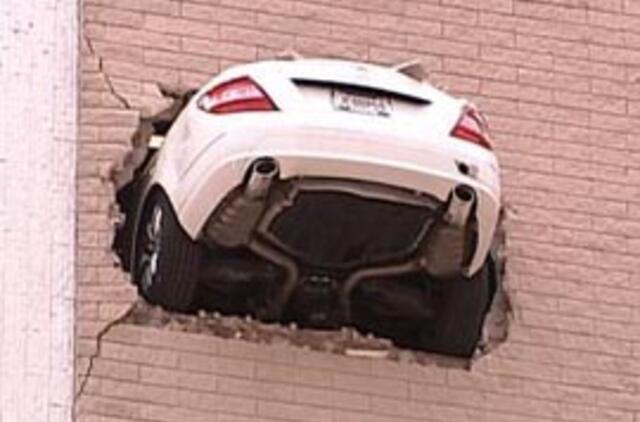 Naujas automobilio statymo būdas: pusė - lauke, pusė - viduje (video)