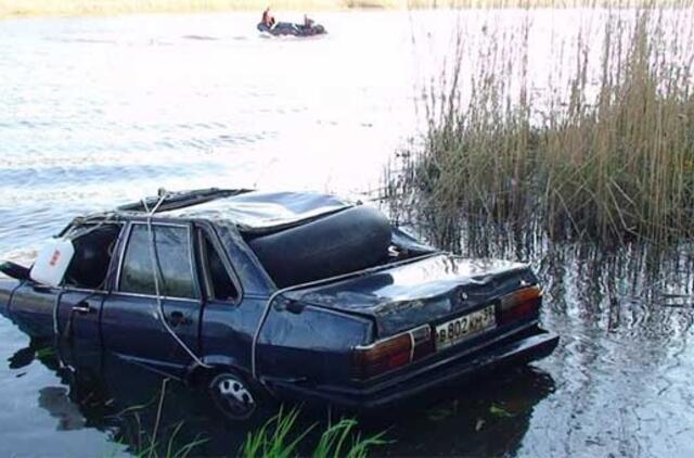 Iš marių ištrauktas ir antras automobilis