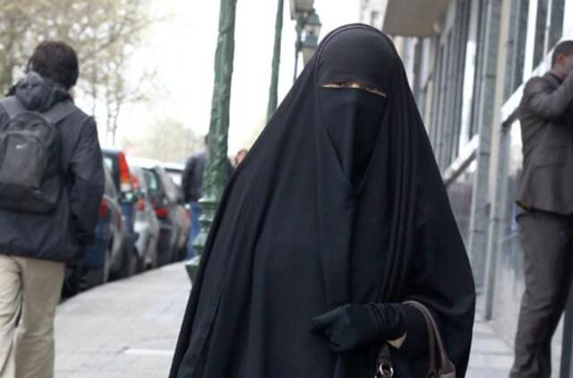 Prancūzijos parlamentas priėmė rezoliuciją prieš burkų dėvėjimą