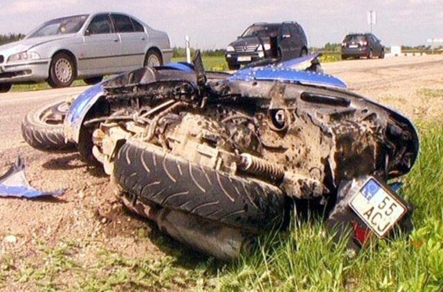 Vaikai su motoroleriu palindo po BMW