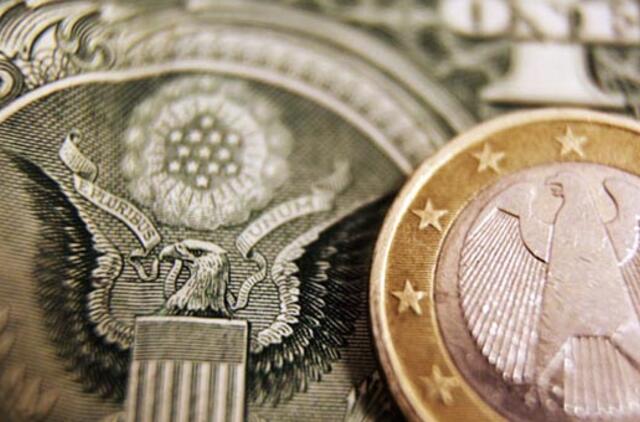 Euro kursas toliau smunka dėl skolų krizės Europoje