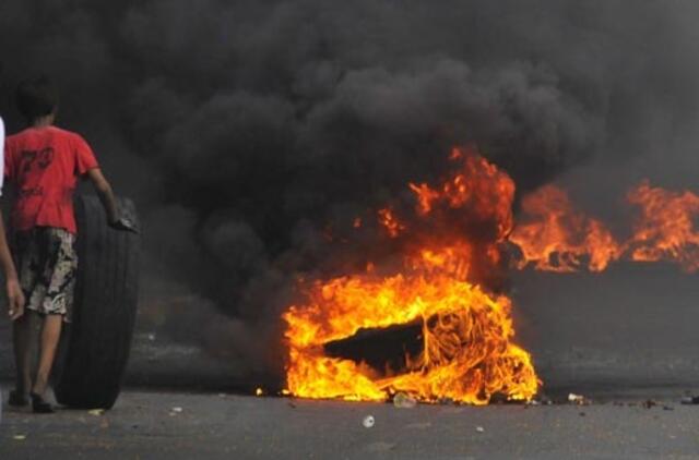 Dėl kruvinų neramumų Bankoke ketinama skelbti komendanto valandą