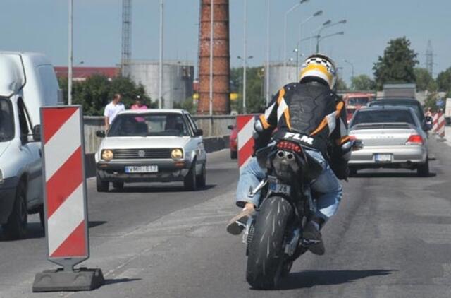 Motociklininkai lenktyniauja su mirtimi