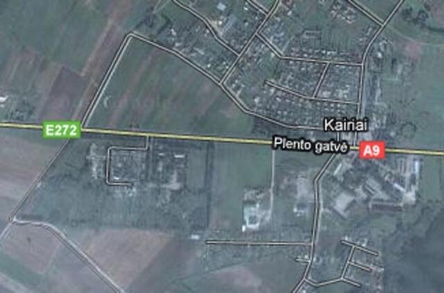 Nustatyti ant kelio atvaizdus piešę jaunuoliai