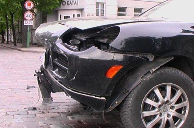 Sudaužytą "Porsche" paliko viduryje sankryžos