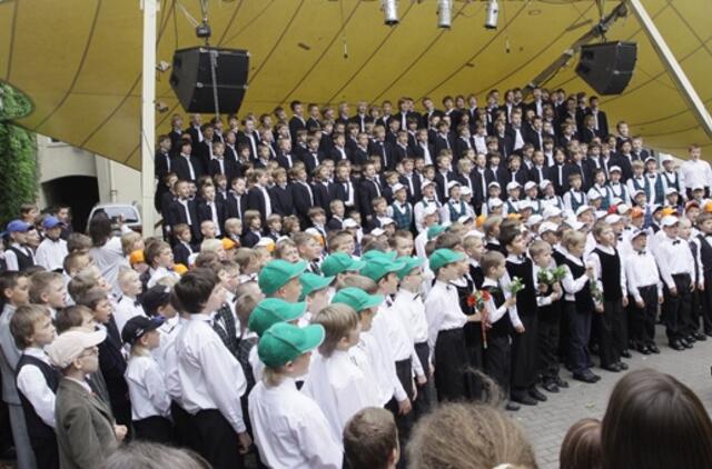 Berniukų chorai įteikė "Dovaną Tėvui"