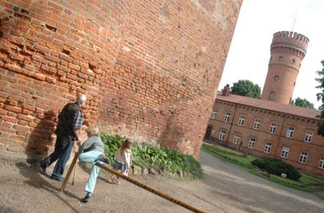 Dėl sumenkusių pajamų sumažėjo keliaujančių lietuvių