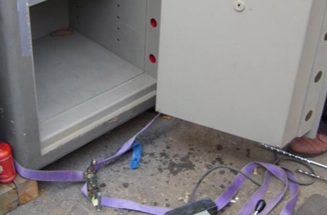 Į namus įsilaužę plėšikai pavogė seifą su pinigais