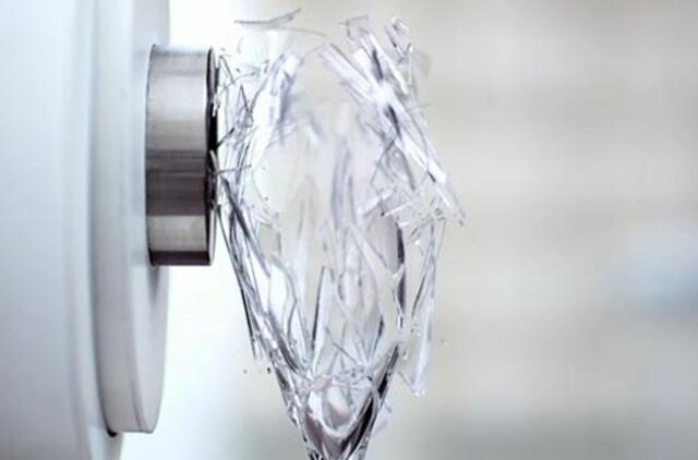 "Lexus LFA" variklio garsas - galingesnis už šampano bokalą (video)