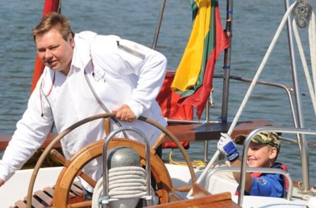 "Lietuva" išplaukė į didžiųjų burlaivių regatą