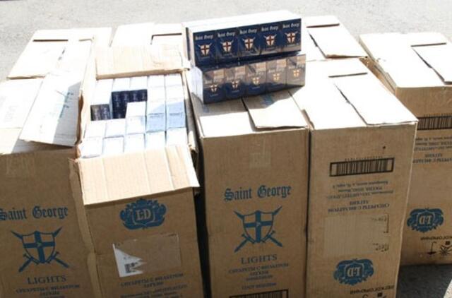 Priešintis mėginusiai trijulei - ašarinių dujų porcija ir antrankiai