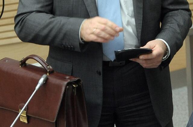 Seimas: valstybės tarnautojų ir politikų atlyginimai ir toliau liks sumažinti