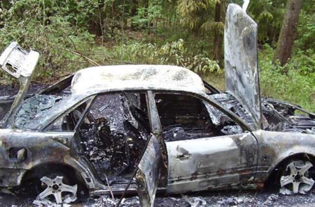 Sraigtasparnio persekiotas vairuotojas padegė kontrabandą gabenusią mašiną