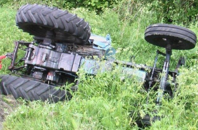 Sunkvežimis nustūmė traktorių nuo kelio