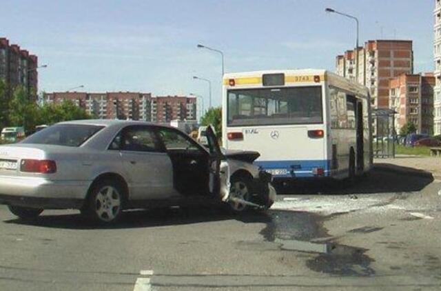 Vaikinai su "Audi" bandė įlipti į autobusą