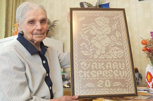 Angelų nėrėja mūsų dienraščiui įteikė nuostabią dovaną