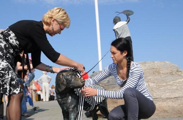 Berniukas su šuneliu pasipuoš Jūros šventei