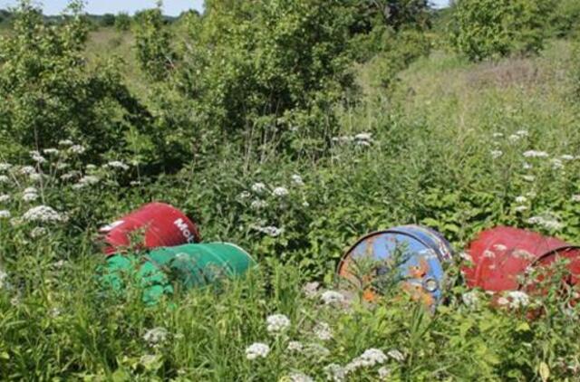 Danės upės pakrantėje rastos įtartinos statinės