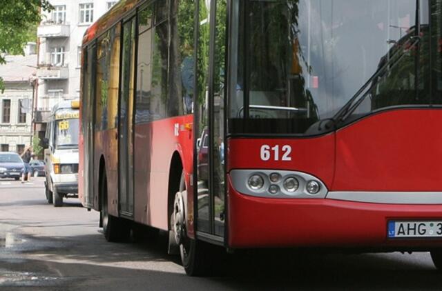 Iš važiuojančio autobuso iškrito sena moteris