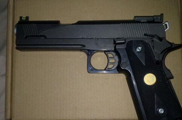 Jaunuolis susižeidė apžiūrinėdamas pistoletą