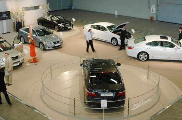 Lietuvos naujų automobilių rinka per pirmąjį pusmetį susitraukė ketvirtadaliu