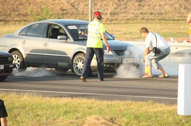 Mėgėjų "drag" lenktynėse greičiausiai skriejo BMW