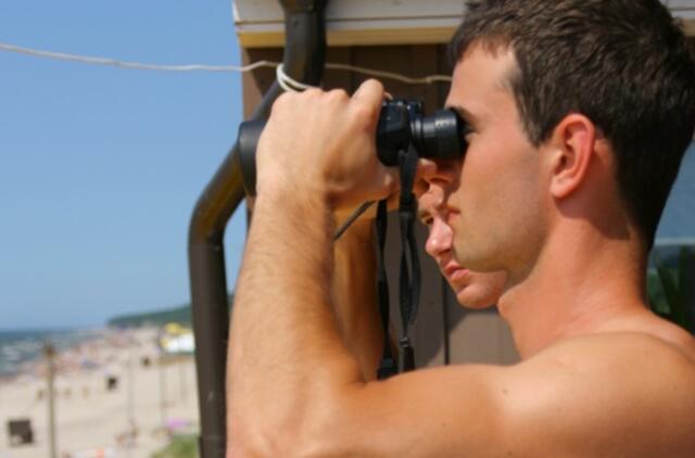 Merginas pakirto alkoholis ir šaltas jūros vanduo