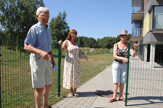 Policija ir politikas išsivežė tvorą